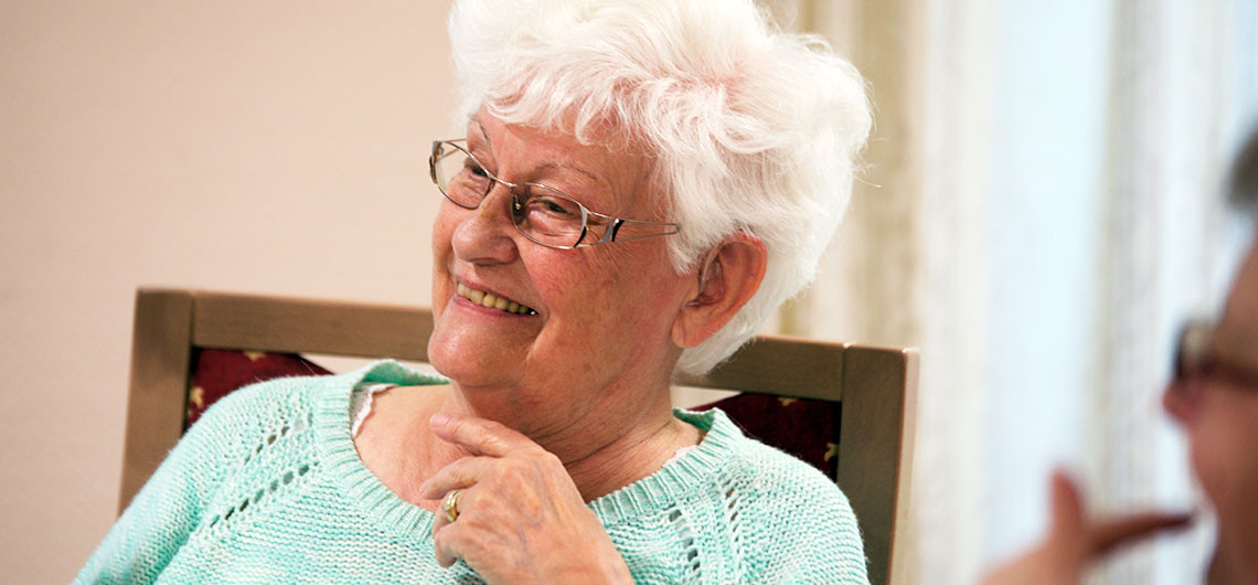 Alte Dame unterhält sich im Seniorenstift Neuenhagen