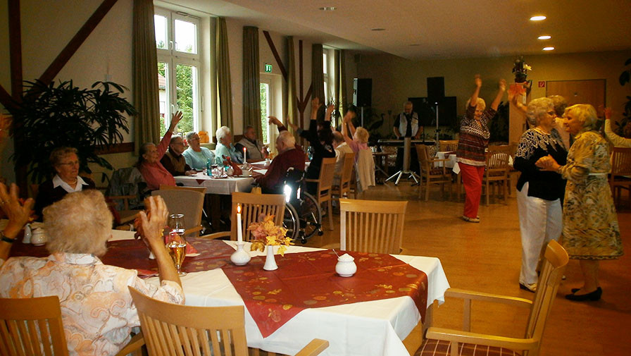 Tanztee und weitere Aktivitäten für Mieter und Bewohner in ProCurand Wohnpark Zossen
