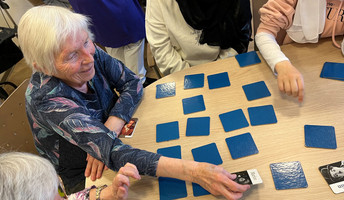 Bewohnerin beim Spielenachmittag in der ProCurand Seniorenresidenz Bölschestraße