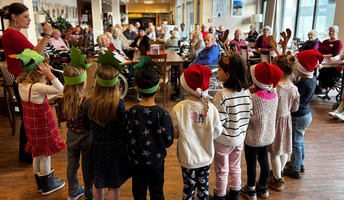 Die Müggelzwerge der AWO singen Weihnachtslieder für die Bewohner*innen der ProCurand Seniorenresidenz Bölschestraße.