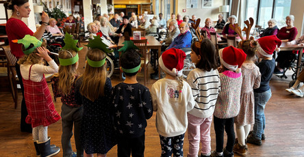 Die Müggelzwerge der AWO singen Weihnachtslieder für die Bewohner*innen der ProCurand Seniorenresidenz Bölschestraße.