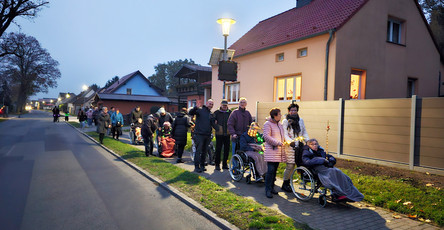 Festliche Atmosphäre beim Laternenumzug der ProCurand Seniorenresidenz Am Görnsee: Teilnehmer ziehen mit selbstgebastelten Laternen durch den Ort, begleitet von Musik und guter Stimmung.