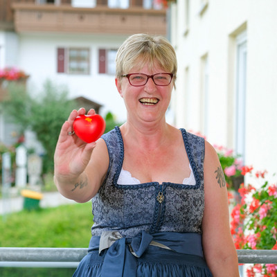 ProCurand Pflegestift St. Ulrich Lam Verwaltungsangestellte Bettina mit Herz