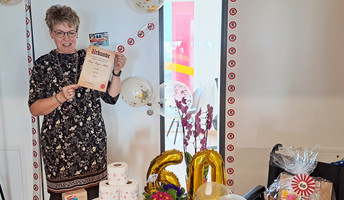 stellvertretende Pflegedienstleitung Regine Keller  aus der ProCurand Tagespflege Strausberg wird zu ihrem 60. Geburtstag vom Team überrascht.