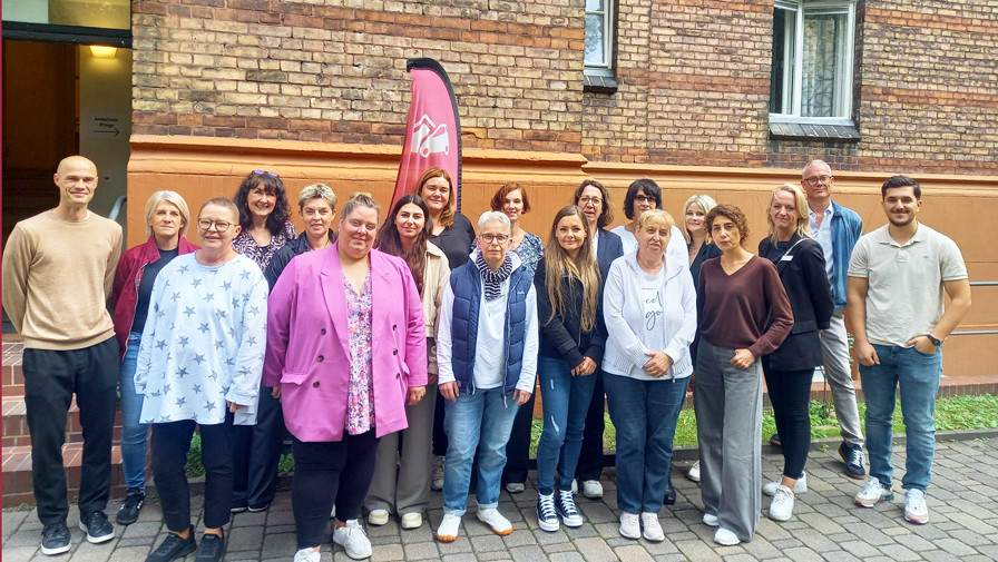 Gruppenfoto der Teilnehmenden des ersten „Tags der Verwaltung“ im ProCurand Seniorendomizil Wilhelm-Stift – ein Tag voller Austausch, Teamgeist und guter Stimmung. Gruppenfoto der Teilnehmenden des ersten „Tags der Verwaltung“ im ProCurand Seniorendomizil Wilhelm-Stift – ein Tag voller Austausch, Teamgeist und guter Stimmung.