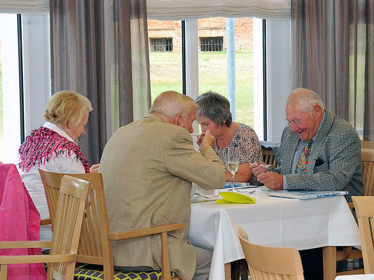 Die Senioren können selbstständig wohnen und sich zu gemeinsamen Unternehmungen treffen
