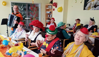 In der Seniorenresidenz Cottbus feiern die Bewohner*innen Fasching.