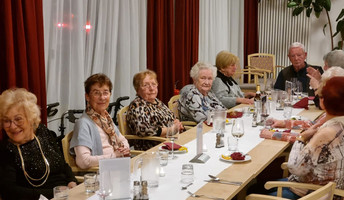 Im Service-Wohnen Wriezener Straße wurden die Mieter*innen zum Martinsgans-Essen eingeladen.
