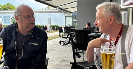 In der ProCurand Seniorenresidenz Bölschestraße im Gespräch – Volker Falenski und Werner Grytzka genießen ihre regelmäßigen Treffen voller Austausch und Herzlichkeit.