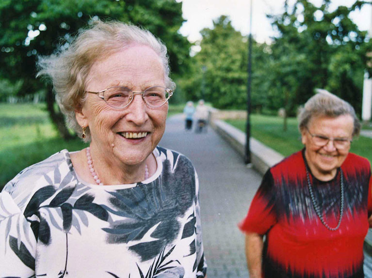Bewohnerinnen der Seniorenresidenz Senftenberg beim gemeinsamen Spaziergang
