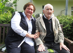 Stiftungsgeldempfänger Theodor Lifke und Tochter Gabriele