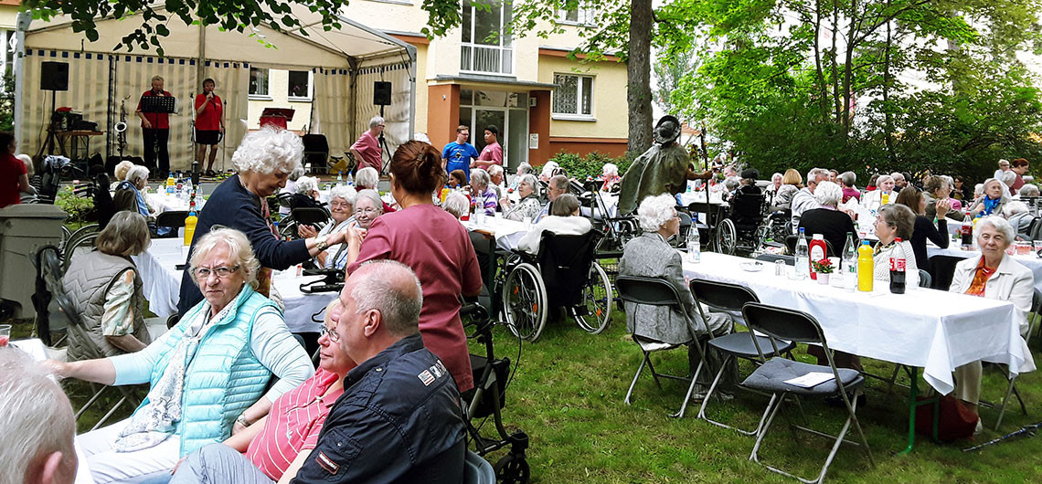Unsere Senioren in ausgelassener Stimmung beim Sommerfest des Wilhelm-Stifts