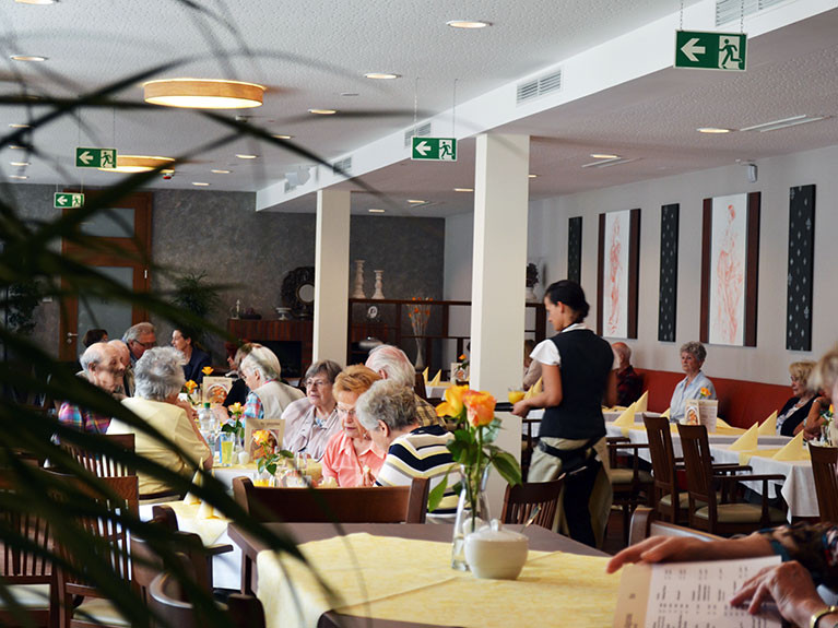 Unser eigenes Restaurant bietet viel Platz und bietet leckeres Essen für 70 Gäste.