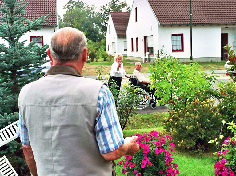 Ein Plausch mit dem Nachbarn auf einem Spaziergang im Seniorenwohnpark Nächst Neuendorf in Zossen