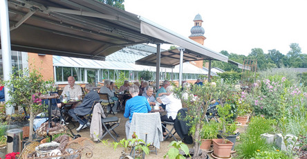 Die Senior*innen der ProCurand Seniorenresidenz Cottbus sind in der Orangerie in Altdöbern.