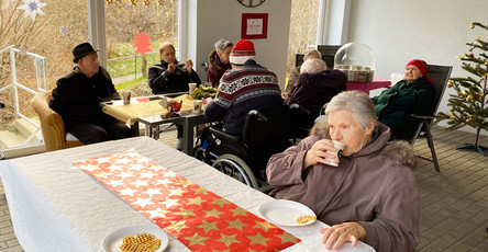Die Terrasse im ProCurand Pflegestift Pfarrer Lukas wird zu einem eigenen Christkindlmarkt umfunktioniert.