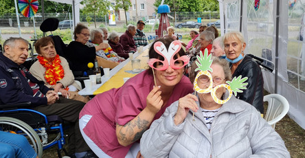 Ausgelassene Stimmung beim Sommerfest der Seniorenresidenz Am Krökentor in Magdeburg