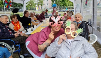 Ausgelassene Stimmung beim Sommerfest der Seniorenresidenz Am Krökentor in Magdeburg