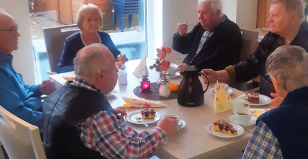 Mieter*innen aus dem Service-Wohnen der ProCurand Senftenberg trinken gemeinsam Kaffee und tauschen sich aus