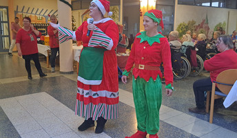 Bescherung mit der Frau vom Weihnachtsmann auf der Weihnachtsfeier der ProCurand Dahme/Mark