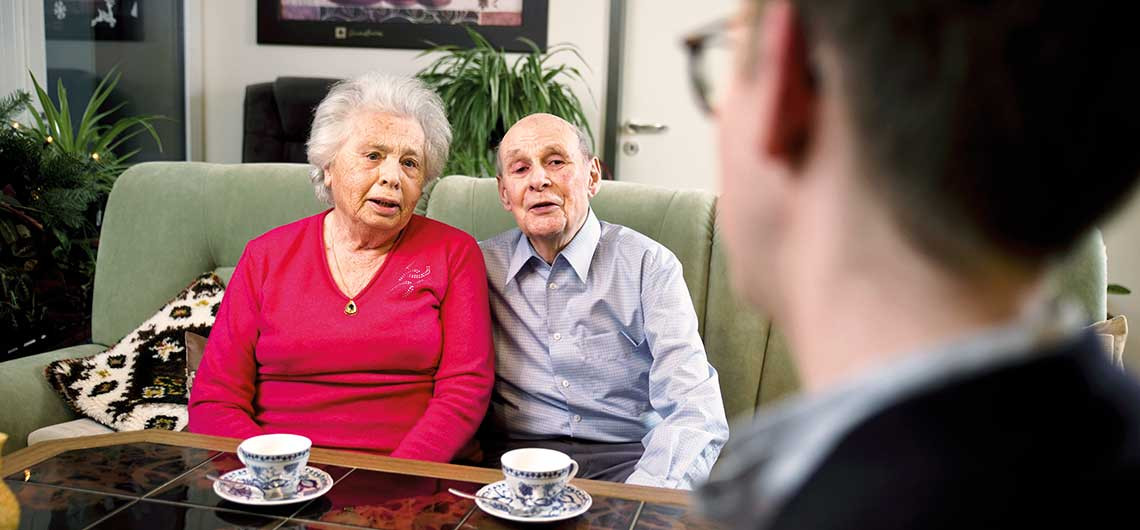 Älteres Ehepaar hat Enkel zu Besuch