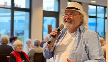 Auftritt von Entertainer Alf Weihs in der ProCurand Seniorenresidenz Bölschestraße 