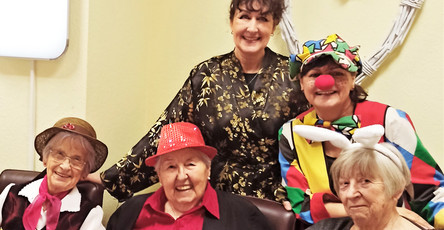 Einrichtungsleitung Daniela Landsberg, Betreuerin Monika Schröter und die Seniorinnen der Seniorenresidenz Cottbus in ihren Kostümen