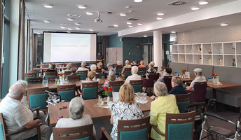 Matthias Winkler vom Referat Ambulante Pflege hält ein Referat zur Sturzprophylaxe beim Gesundheitstag in der ProCurand Residenz Am Hallorenring.