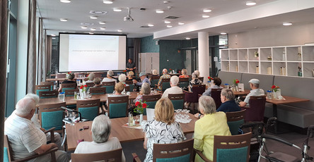 Matthias Winkler vom Referat Ambulante Pflege hält ein Referat zur Sturzprophylaxe beim Gesundheitstag in der ProCurand Residenz Am Hallorenring.