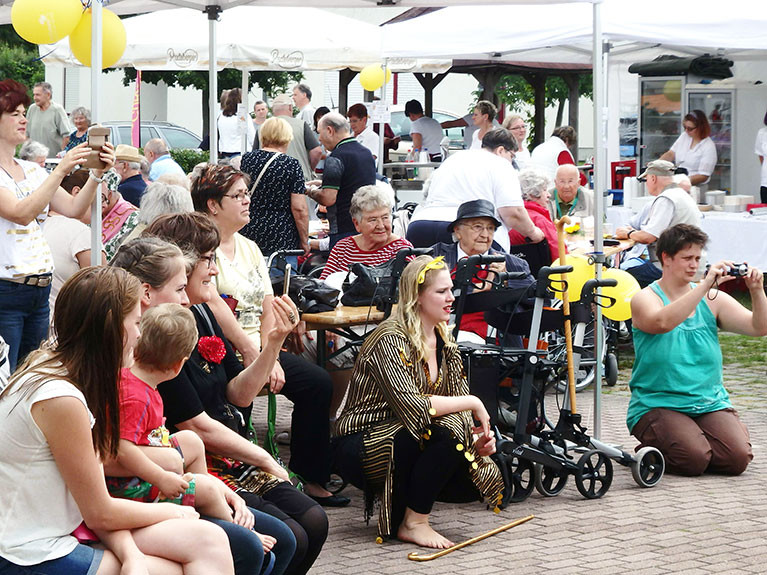 Die Bewohner des Seniorenwohnparks Nächst Neuendorf in Zossen feiern gemeinsam ein Sommerfest