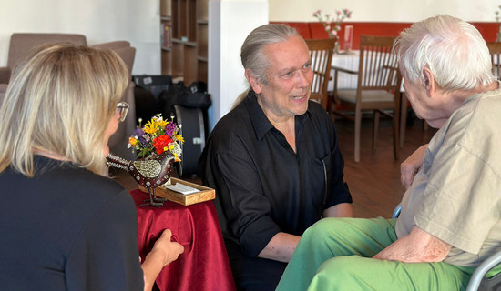 Nach dem Auftritt in der ProCurand Seniorenresidenz Bölschestraße im Gespräch: ein Mitglied des Duos Lovelysoul mit interessierten Seniorinnen.