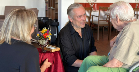 Nach dem Auftritt in der ProCurand Seniorenresidenz Bölschestraße im Gespräch: ein Mitglied des Duos Lovelysoul mit interessierten Seniorinnen.