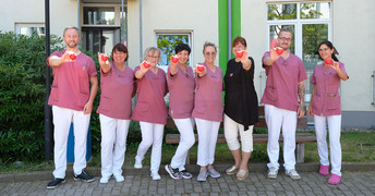 Gruppenbild mit den Mitarbeiter*innen der ProCurand Seniorenresidenz Am Hufeisensee