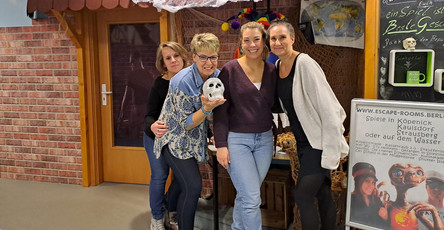 Das Team der ProCurand Tagespflege Strausberg startet seinen ersten Teamtag im Escape Room, wo Zusammenarbeit und Rätsellösen gefragt sind