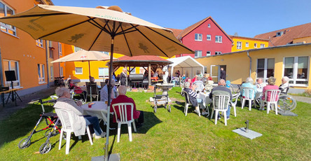 Bei schönstem Wetter feierte das Team der ProCurand Seniorenresidenz Eberswalde in Schorfheide ein fröhliches Osterfest mit leckeren Grillgerichten, Kuchen und guter Stimmung.