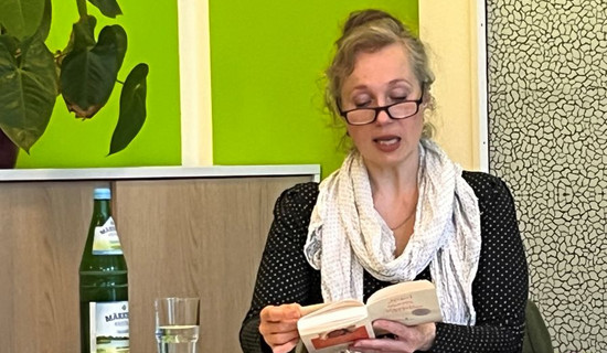 In der ProCurand Seniorenresidenz Bölschestraße liest Gertrud-Kati Pfau aus ihrem Buch „Nebel überm Müggelsee“ und begeistert mit neu interpretierten Berliner Sagen.