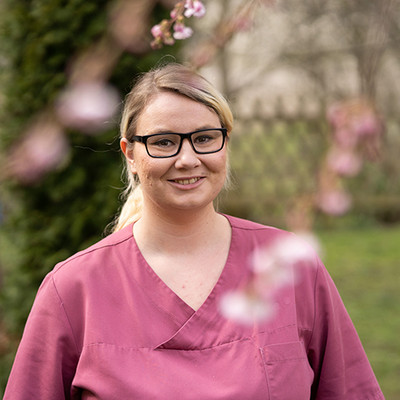 ProCurand Seniorenresidenz Am Görnsee Grebs Auszubildende zur Pflegefachfrau Vivien im Garten der Einrichtung