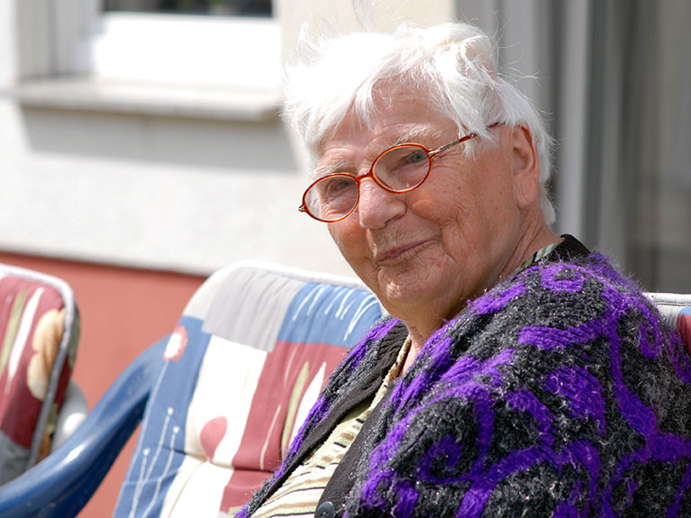 Bewohnerin des Seniorenwohnparks Nächst Neuendorf in Zossen auf der Terrasse