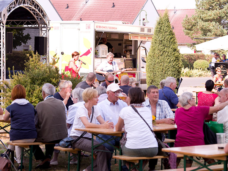 Bewohner und Besucher des Seniorenwohnparks Nächst Neuendorf in Zossen feiern gemeinsam einen Gesundheitstag
