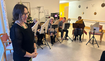 Das Veeh-Harfen-Ensemble der Landkreismusikschule Cham beim Konzert im ProCurand Pflegestift Pfarrer Lukas, während Bewohner*innen dem weihnachtlichen Programm lauschen.