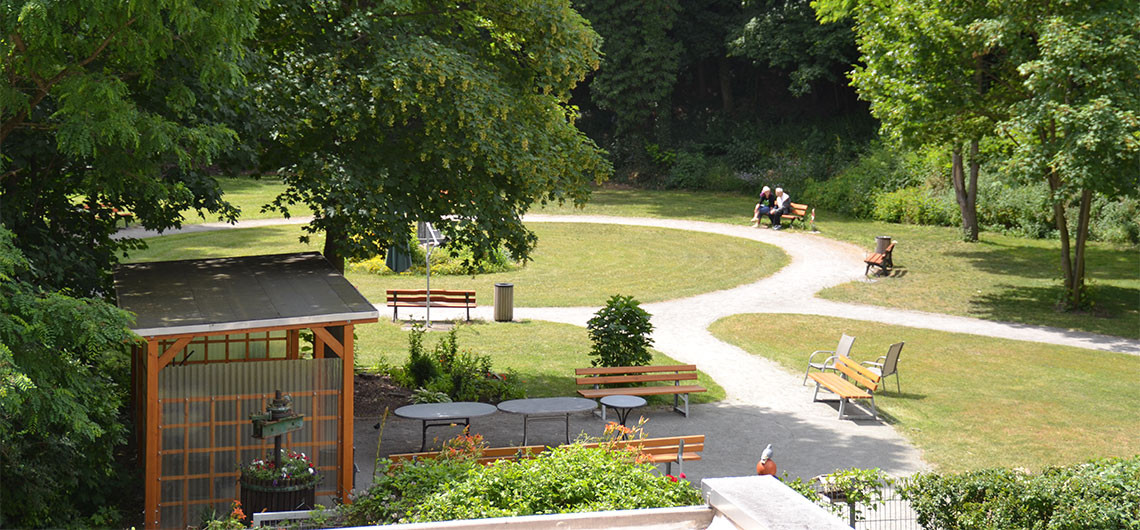 Der gepflegte Garten der Seniorenresidenz bietet Platz für Spaziergänge und Gespräche