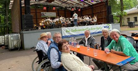 In der ProCurand Seniorenresidenz Am Görnsee genießen die Bewohner*innen bei einem kühlen Getränk die Klänge der Bravoer Brassband auf der Waldbühne Damsdorf.