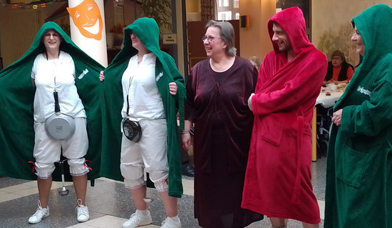 Die Mitarbeiter*innen der ProCurand Seniorenresidenz Am Schlosspark sind in bunten Kostümen erschienen und hatten beim Fasching offensichtlich richtig viel Spaß
