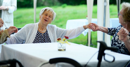 Bewohnerin der ProCurand Seniorenresidenz Am Hufeisensee schunkelt auf dem Sommerfest