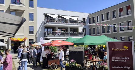 Interessiert und gut gelaunt verfolgten die Gäste das bunte Programm beim Sommerfest der ProCurand Seniorenresidenz Bölschestraße.