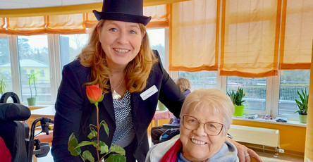 Einrichtungsleitung Janin Tiedemann und eine Seniorin am internationalen Frauentag in der ProCurand Seniorenresidenz Am Straussee