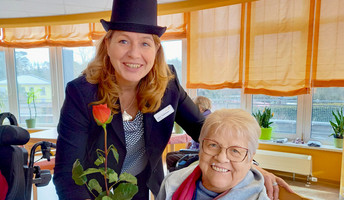 Einrichtungsleitung Janin Tiedemann und eine Seniorin am internationalen Frauentag in der ProCurand Seniorenresidenz Am Straussee