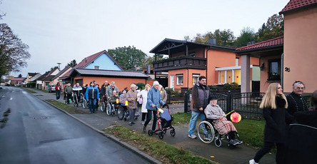 Lampionumzug der Seniorenresidenz Am Görnsee durch Grebs