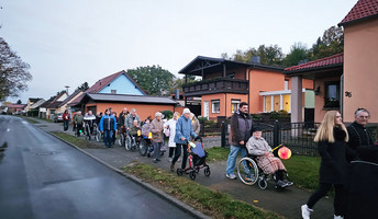 Lampionumzug der Seniorenresidenz Am Görnsee durch Grebs