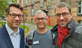 Christian Hochgrebe, SPD, ProCurand Einrichtungsleiter Alexander Schulze und Lars Düsterhöft, SPD, vorm ProCurand Seniorendomizil Wilhelm-Stift